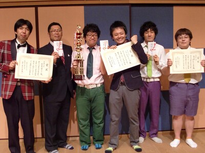 「第9回 漫才新人大賞」にて、大賞を受賞したエレファントジョン、優秀賞のタイムマシーン3号、特別賞のWコロン。