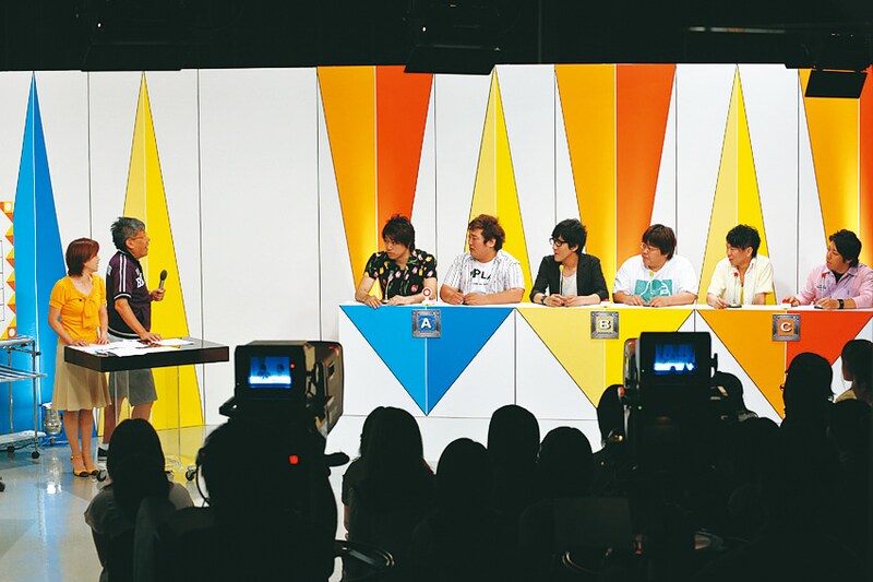 前回の「バラエティ番組制作セミナー」の様子。芸人たちとの記念撮影や質問コーナーなど充実した内容になっている。(c)東放学園専門学校