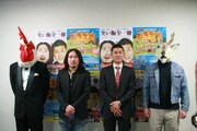 鳥人、笑い飯、シカトくん（左から）。