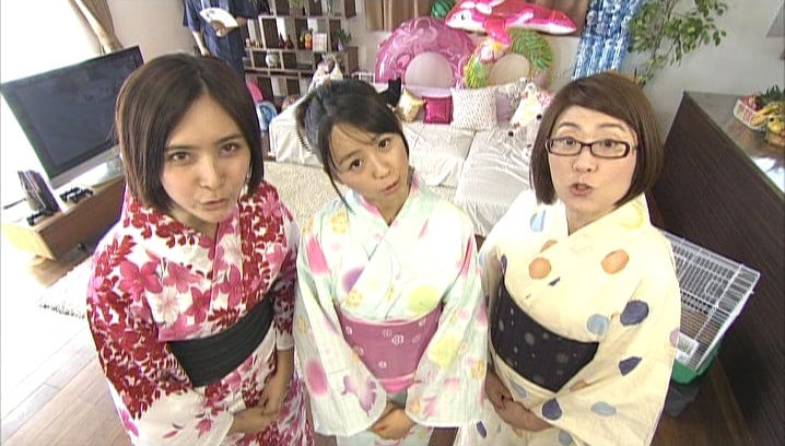 長女の光浦靖子、次女の加藤夏希、三女の小池里奈。(c)NTV