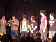 第1回優勝はピース又吉。1回戦の対戦相手・ファミリー下林からギャグ「握手震度8」の洗礼を受けるも、試合後にはそのギャグすらもモノにし勝者の貫禄を見せつけた。