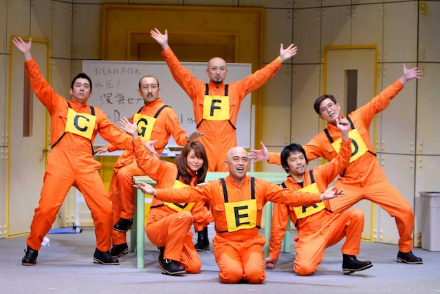 「THE LEFT STUFF」出演者7人。ガレッジセール川田は右端。