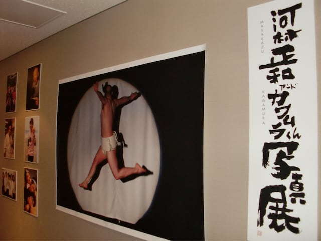 「河村正和アンドカワムラくん写真展」のトップを飾るのは、おなじみキュートン公演でキャッツアイコントを演じるくまだまさしの写真。タイトルは「FLY AWEY」。