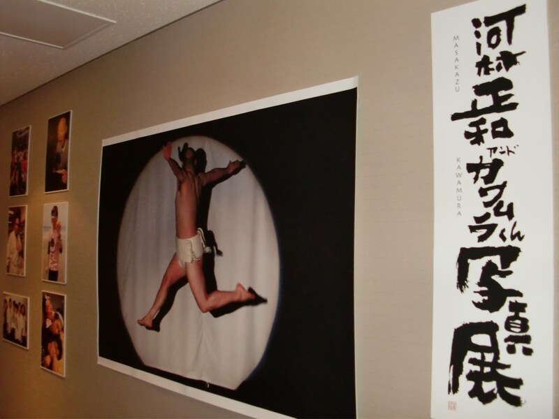 「河村正和アンドカワムラくん写真展」のトップを飾るのは、おなじみキュートン公演でキャッツアイコントを演じるくまだまさしの写真。タイトルは「FLY AWEY」。