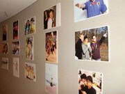 劇場を囲む長い廊下の端から端まで面白写真がびっしり。