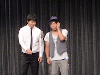 漫才をカバーしたアームストロング。佐藤からは「安定感はあったが、“ハンドバック”と言っていたところは“セカンドバック”の間違い。語尾も1カ所違った」と厳しい指摘が入った。