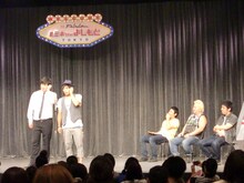 後方では東京ダイナマイトと審査員のパンク佐藤がネタを見守っている。