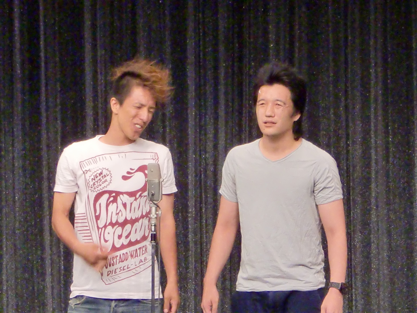 漫才をカバーした2700。前の2組は松田の声マネが完璧だったが、ツネはあまり似ていなかったため、佐藤も「モノマネを頑張って欲しい」とコメントするにとどまった。