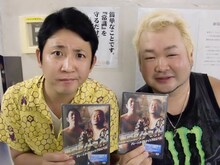 新宿・ルミネtheよしもとにて「第869回東京ダイナマイトの素晴しいネタの数々を若手にカバーさせよう!!とDVD販促イベント」を行った東京ダイナマイト。ライブ後には握手会も開催された。