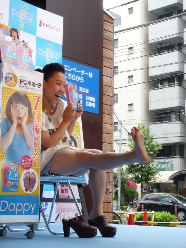記者会見で足裏角質ケアアイテム「Harbal Dappy（ハーバル ダッピー）」をアピールするいとうあさこ。