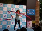 記者会見の中で「浅倉南、40歳！」とネタを披露するいとう。