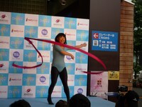 記者会見の中で「浅倉南、40歳！」とネタを披露するいとう。