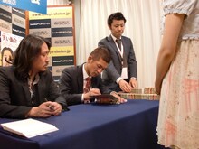 サインをする哲夫。