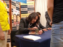 サインをする西田。