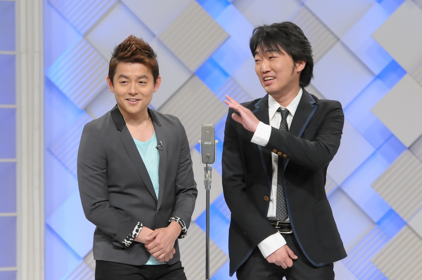 「笑神降臨」で4本の漫才を披露するスピードワゴン。(c)NHK