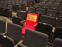 ルミネtheよしもとの客席に設けられた「愛のパワースポットB-20」。COWCOW多田の恋はここから始まった。