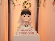 ルミネtheよしもとに展示中の「恋と婚活の花子ちゃん像」。