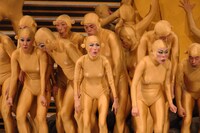 「ワハハ本舗モバイル」にて公開されている「バカの力」の舞台写真。久本雅美や柴田理恵も裸スーツで参加した。