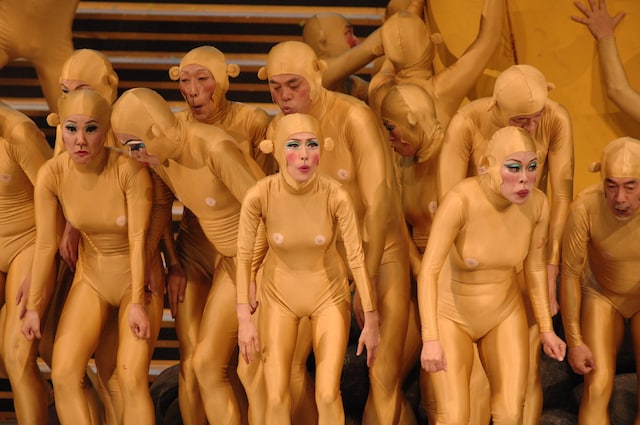 「ワハハ本舗モバイル」にて公開されている「バカの力」の舞台写真。久本雅美や柴田理恵も裸スーツで参加した。