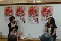 トークショー中の本谷有希子（左）と野沢直子（右）。