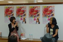 トークショー中の本谷有希子（左）と野沢直子（右）。