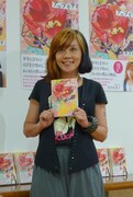小説「アップリケ」を手にする野沢直子。なお、現在野沢の父親は、世界初の「占いを導入した競馬の予想屋」とのこと。「ファンキーなDNAを引き継いじゃいました」と明るく語った。