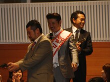 宮川大輔とケンドーコバヤシに護衛される世界のナベアツ大統領。