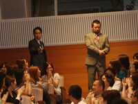 ホールの舞台後方から登場した刑事役の宮川大輔とケンドーコバヤシ。