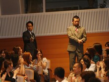 ホールの舞台後方から登場した刑事役の宮川大輔とケンドーコバヤシ。