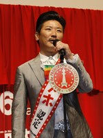 自ら「100%アホ認定」タスキをかけた世界のナベアツは「100%アホにしたい、と思って作りました。映画を観終わったあと、家に帰れないくらいアホになってほしい」とコメント。