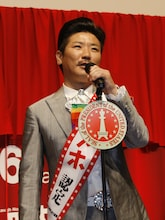 自ら「100%アホ認定」タスキをかけた世界のナベアツは「100%アホにしたい、と思って作りました。映画を観終わったあと、家に帰れないくらいアホになってほしい」とコメント。