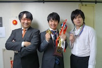 左から司会の南海キャンディーズ山里、優勝したオードリー若林、準優勝の平成ノブシコブシ吉村。