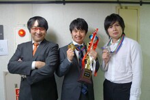 左から司会の南海キャンディーズ山里、優勝したオードリー若林、準優勝の平成ノブシコブシ吉村。