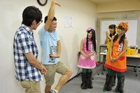 フレンチ・キスに顔芸の指導をするザブングル。加藤がコンタクトレンズのサイズを間違えたイヤミのまねで「シェーッ！」。