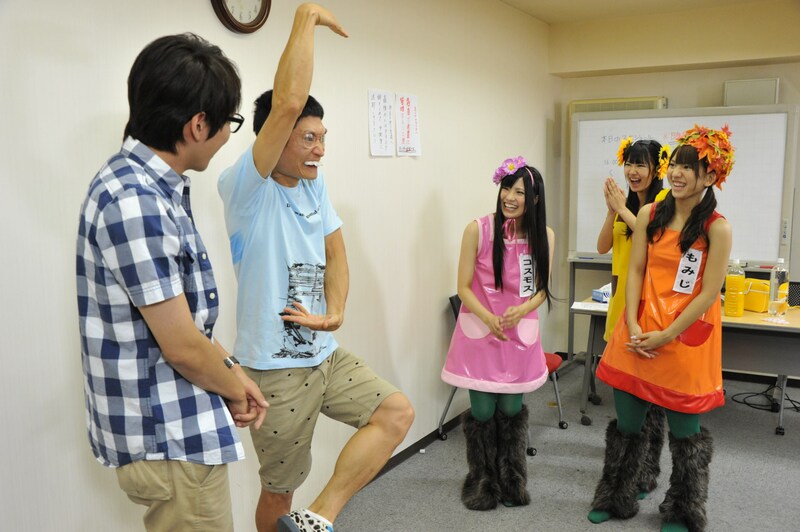 フレンチ・キスに顔芸の指導をするザブングル。加藤がコンタクトレンズのサイズを間違えたイヤミのまねで「シェーッ！」。