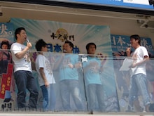 東京・新橋駅前SL広場にて行われた「日本爽快よしもとお笑いキャラバン～世直しの旅～」の出陣式。ブラックマヨネーズ、パンクブーブー、永井佑一郎が出席した。