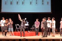 「言語遊戯王7」で2連覇を達成したオードリー若林。優勝セレモニーではトロフィーにキスをしたりメダルを噛んだりといった表現で喜びをアピールした。