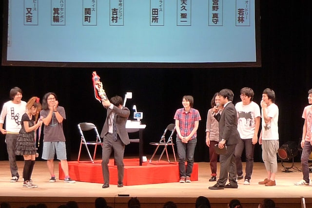 「言語遊戯王7」で2連覇を達成したオードリー若林。優勝セレモニーではトロフィーにキスをしたりメダルを噛んだりといった表現で喜びをアピールした。