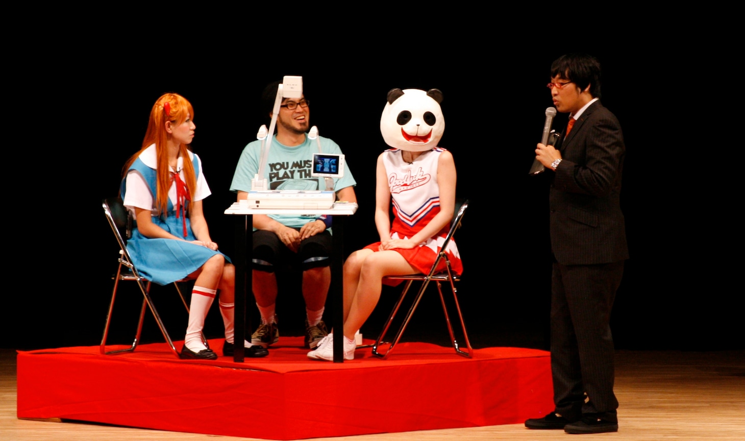 パンダと化して山里を困惑させた藤岡みなみ。