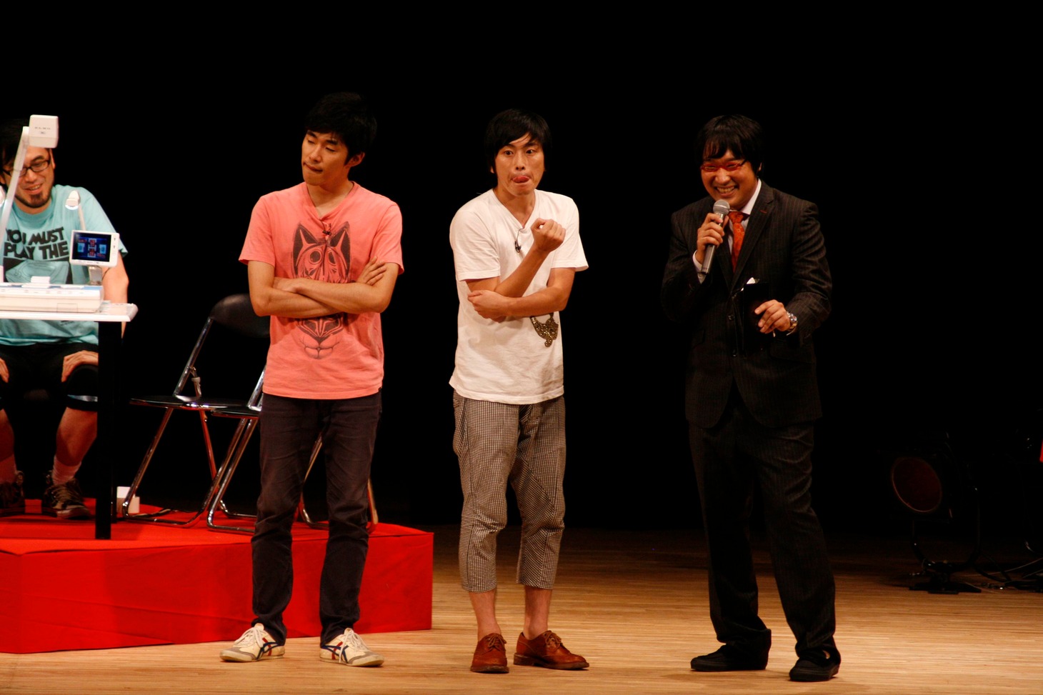 スペシャルマッチに登場したしずる。池田はステージに上がる際にコケるという古典的なボケを披露。