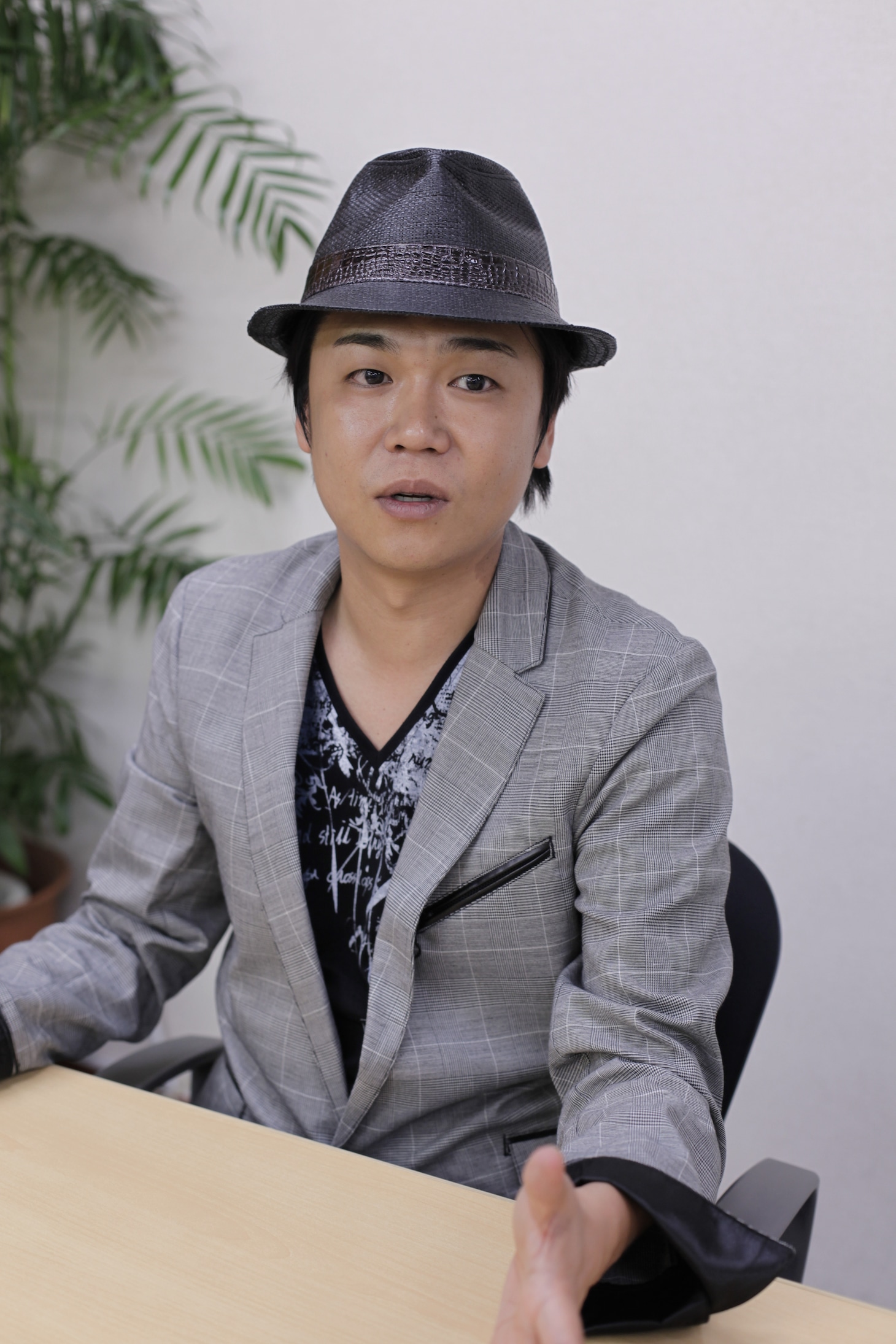 やるせなす中村。現在白板症の手術のために入院中。ブログにはザ・ゴールデンゴールデンやクールポコら多くの芸人たちがお見舞いに来る様子が日々アップされている。