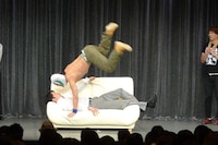 チーモン菊地はダンスを得意とする彼ならではの派手なパフォーマンスでポテ少菊地を圧倒。