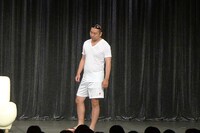 レイザーラモンRGのキャラ・市川AB蔵は、“ルビーを堀りに行く”バージョン。「勝利という名のルビーを堀りに行きます」と高らかに宣言した。「ソファーあるあるが1個だけある」と言い出すと、MC陣は無視。