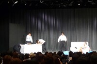 ソファーから茶魔もろとも滑り落ちたAB蔵にMC陣も崩れ落ちた。徳井は「とんがりコーンがなかったらと思うとゾッとする」とコメント。