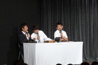 自由な選手たちと気ままなナベに翻弄されたMC陣。遅い時間のライブだったため観客の終電を気にしながら見事な進行を披露した。