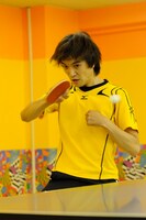 福澤朗の連載ページに登場したTHE GEESE高佐。会場は渋谷卓球倶楽部、通称シブタク。（写真提供：卓球王国）