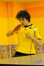 福澤朗の連載ページに登場したTHE GEESE高佐。会場は渋谷卓球倶楽部、通称シブタク。（写真提供：卓球王国）