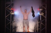 ケンドーコバヤシ。オープニングシングルマッチの野性爆弾・川島とはかつて1回対戦した。勝率は圧倒的に高いケンコバだが、これまでで手強かった相手として川島の名を挙げている。