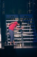 高田純次の「純次ダンス」で登場したカリカ家城。かつて「ダイナマイト関西R」で優勝経験もあり、1回戦敗退後は悔しさのあまり、対戦相手だったサンドウィッチマン富澤が準決勝戦前にこの世からいなくなる方法を検討していた。