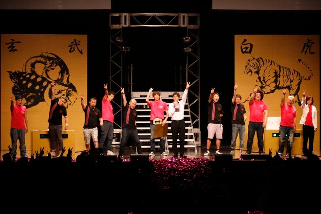 最後は観客、出演者全員でsecondの“2”を掲げた。